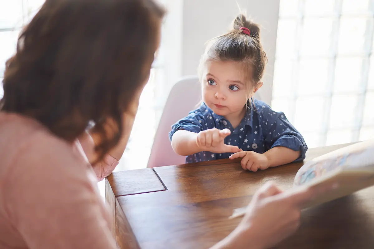 Imagen de una psicóloga trabajando con un niño pequeño mediante juegos o materiales educativos en un entorno tranquilo y cercano.